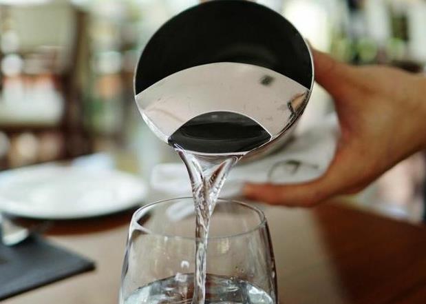 
真实故事：两个上门女婿 两种人生！一个不孝一个王老五骗子|必一·体育