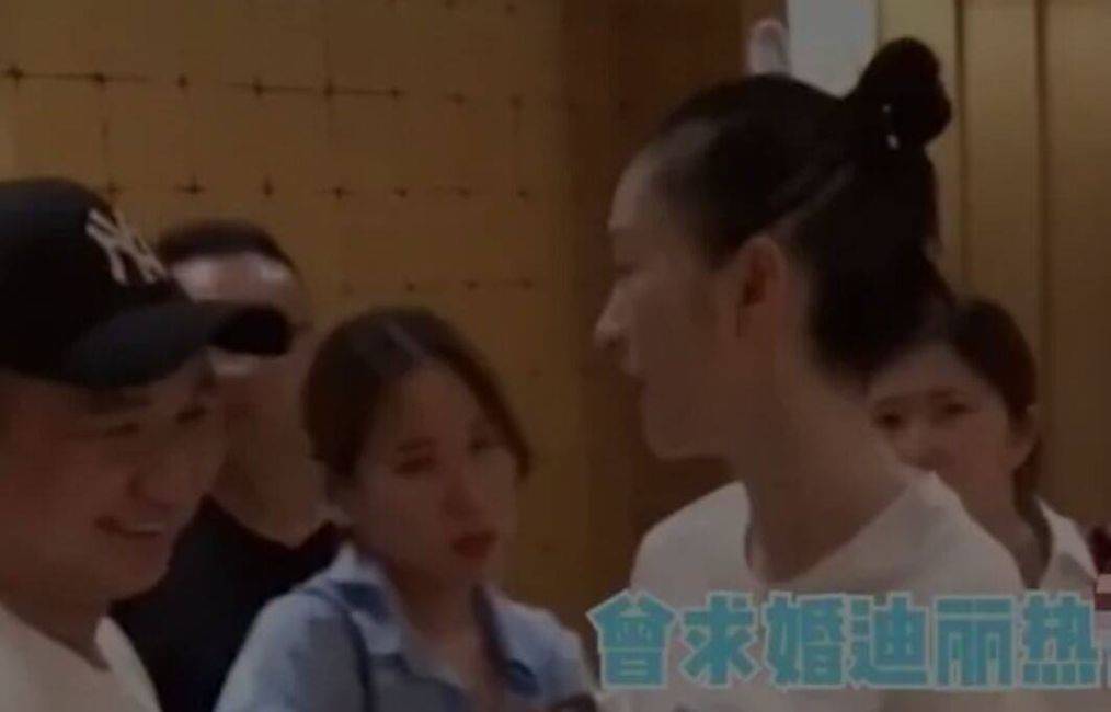 
安保人员肢体接触女艺人 已经被停职处置惩罚！‘bsport必一运动’(图3)