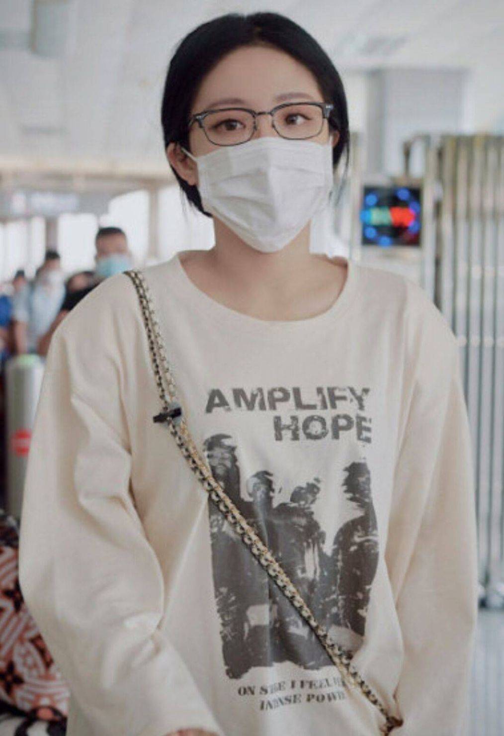 
安保人员肢体接触女艺人 已经被停职处置惩罚！‘bsport必一运动’(图6)