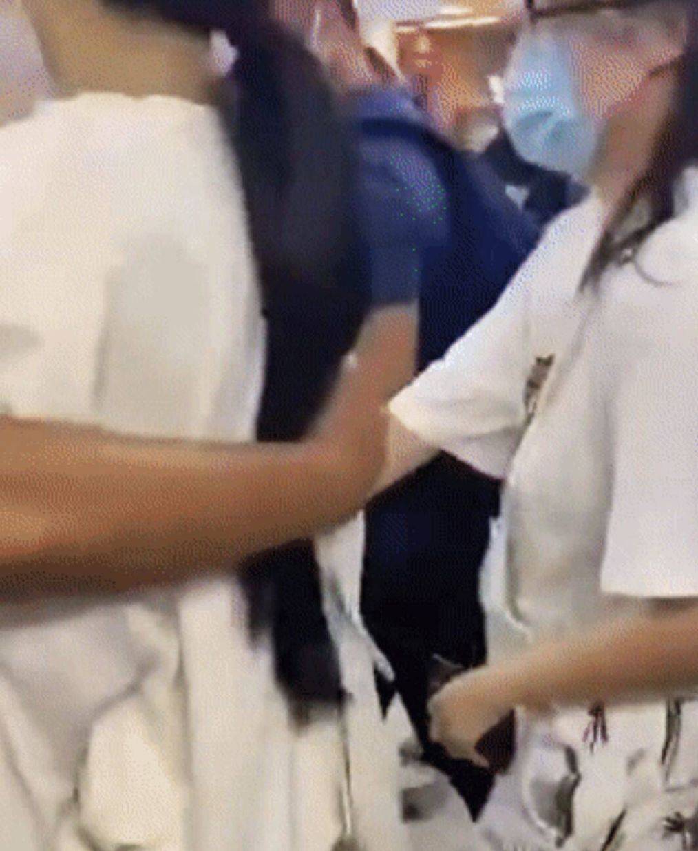 
安保人员肢体接触女艺人 已经被停职处置惩罚！‘bsport必一运动’(图7)