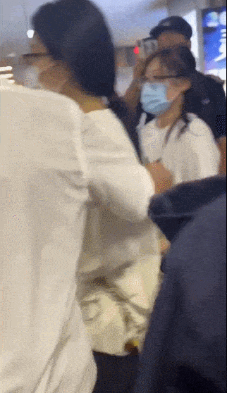 
安保人员肢体接触女艺人 已经被停职处置惩罚！‘bsport必一运动’(图8)